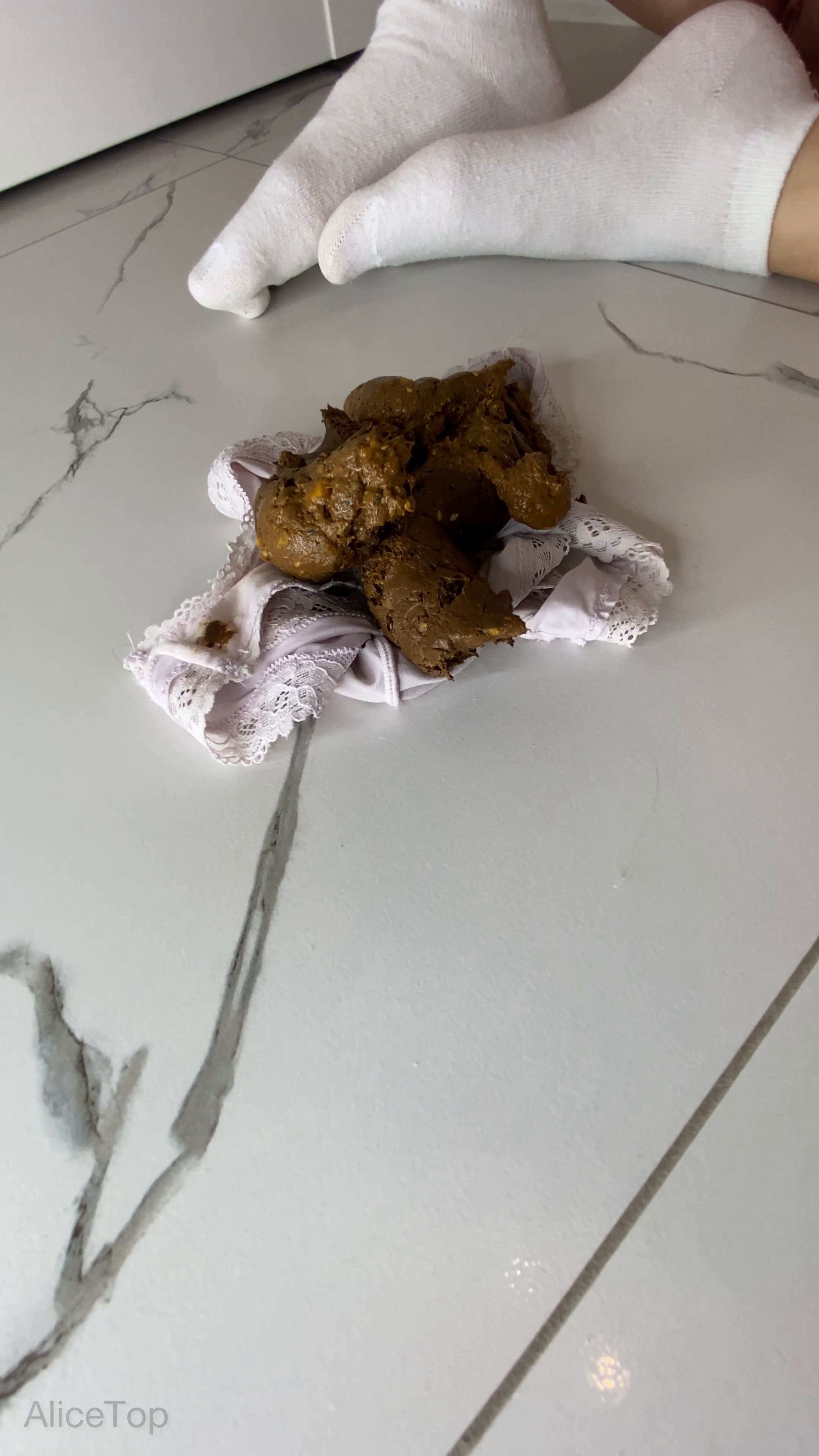 Markovna – Im pooping on my panties and hand