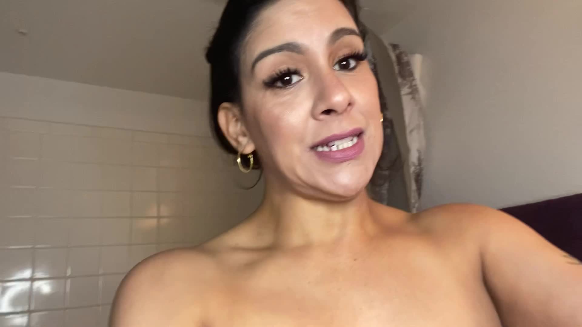 LadyX – Diarrhea shoots out in the tub