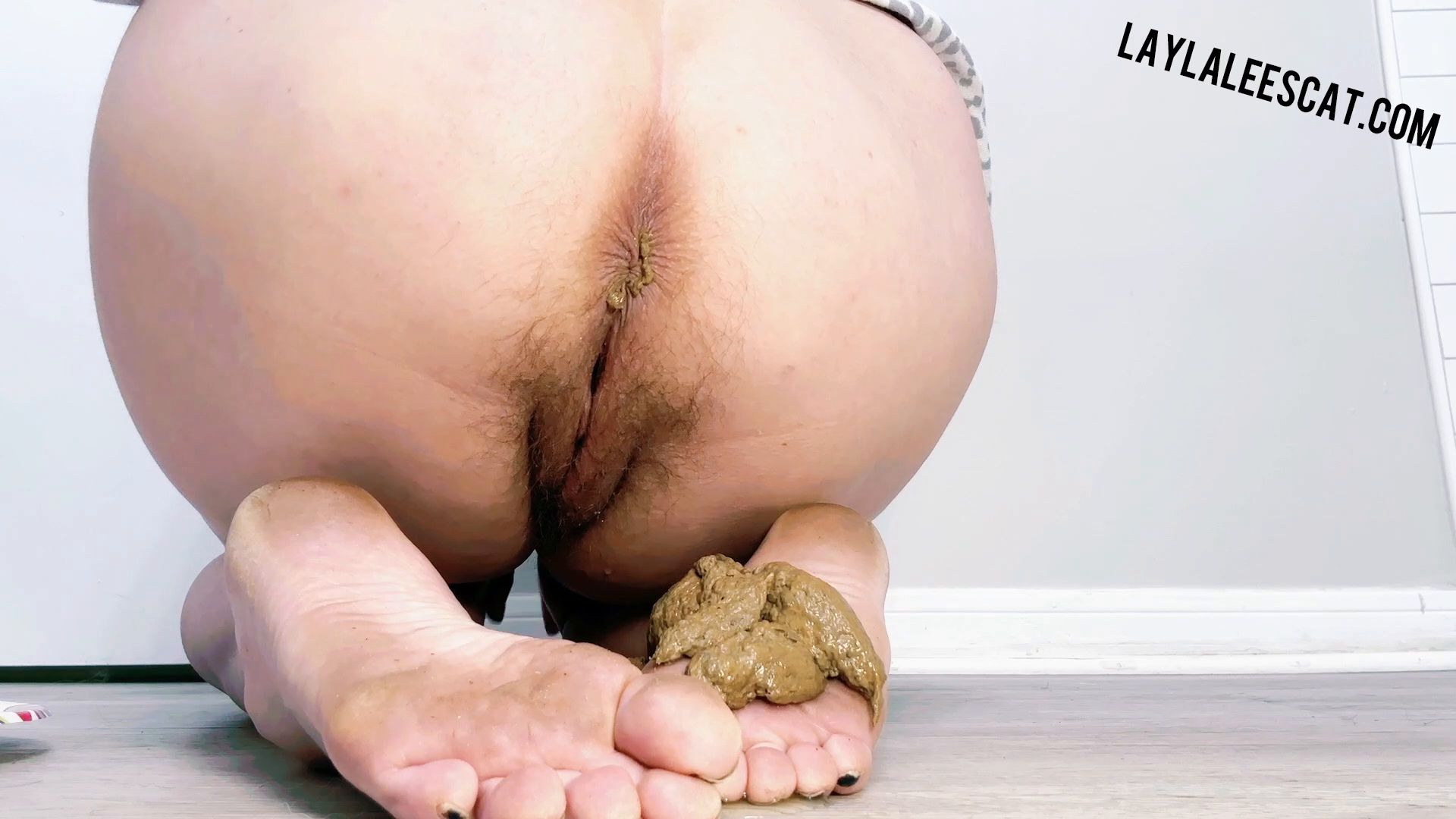 Layla Lee – Laylas Poop – Feet Playtime