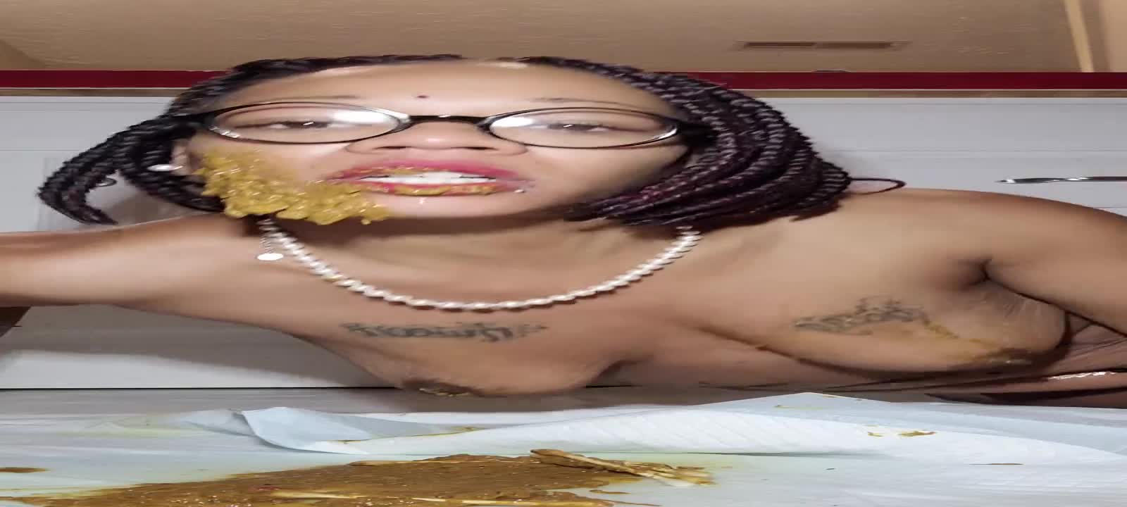 UniQueen21 – UniElla smashing face in poop