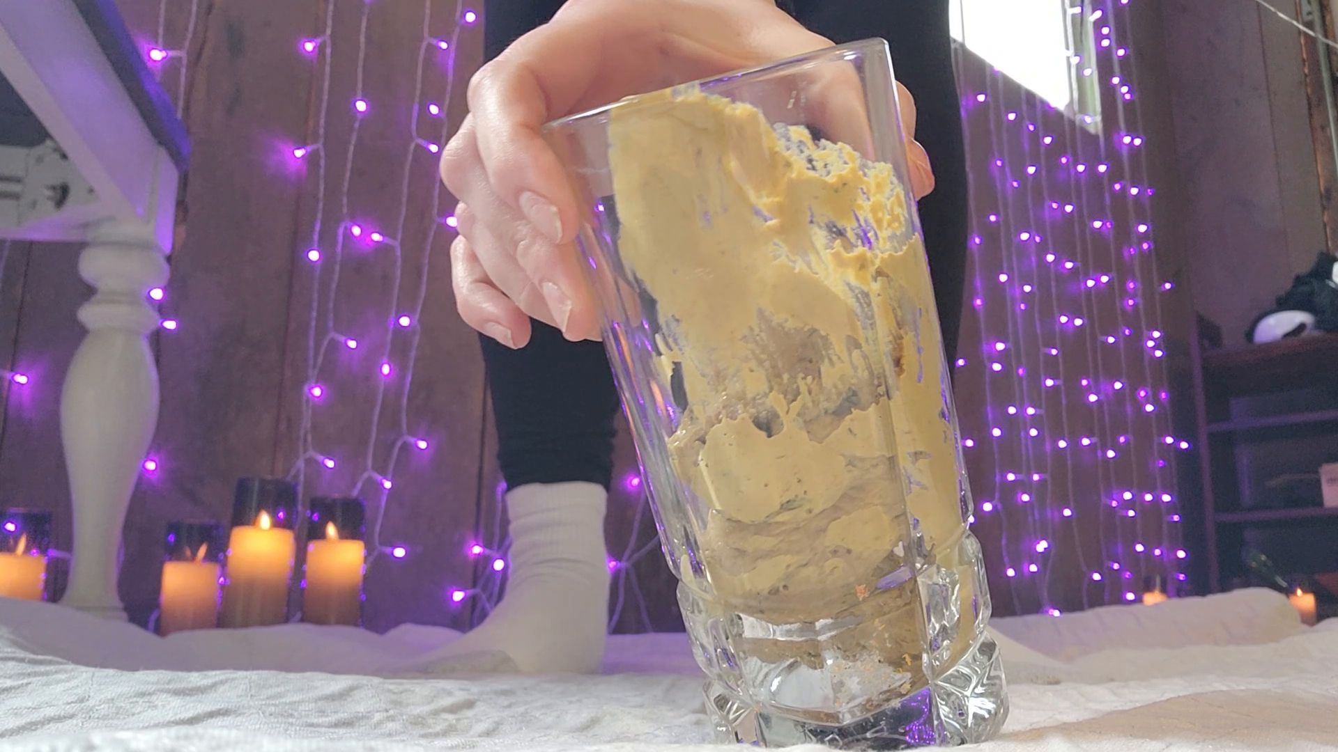 elite monarch – Shitting + Feeding