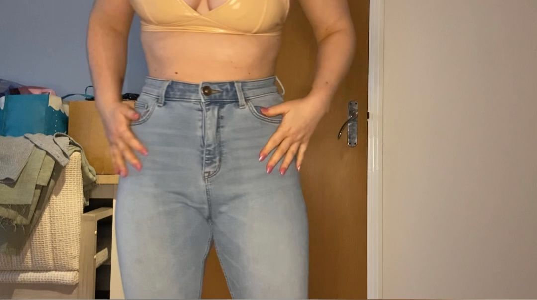 Delilah Jynx – Let me in Im going to wet myself