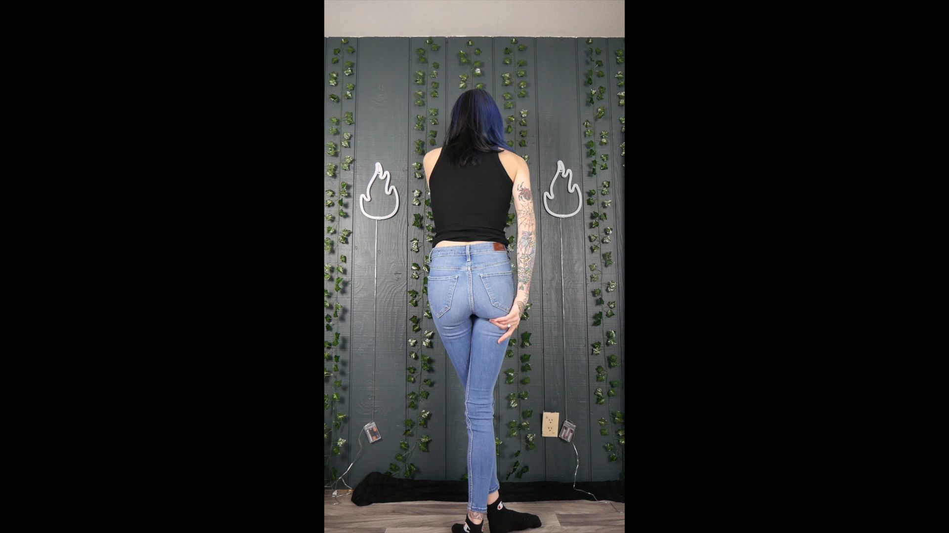 Liz Raw – 1 Full Bladder Vs 2 Jeans