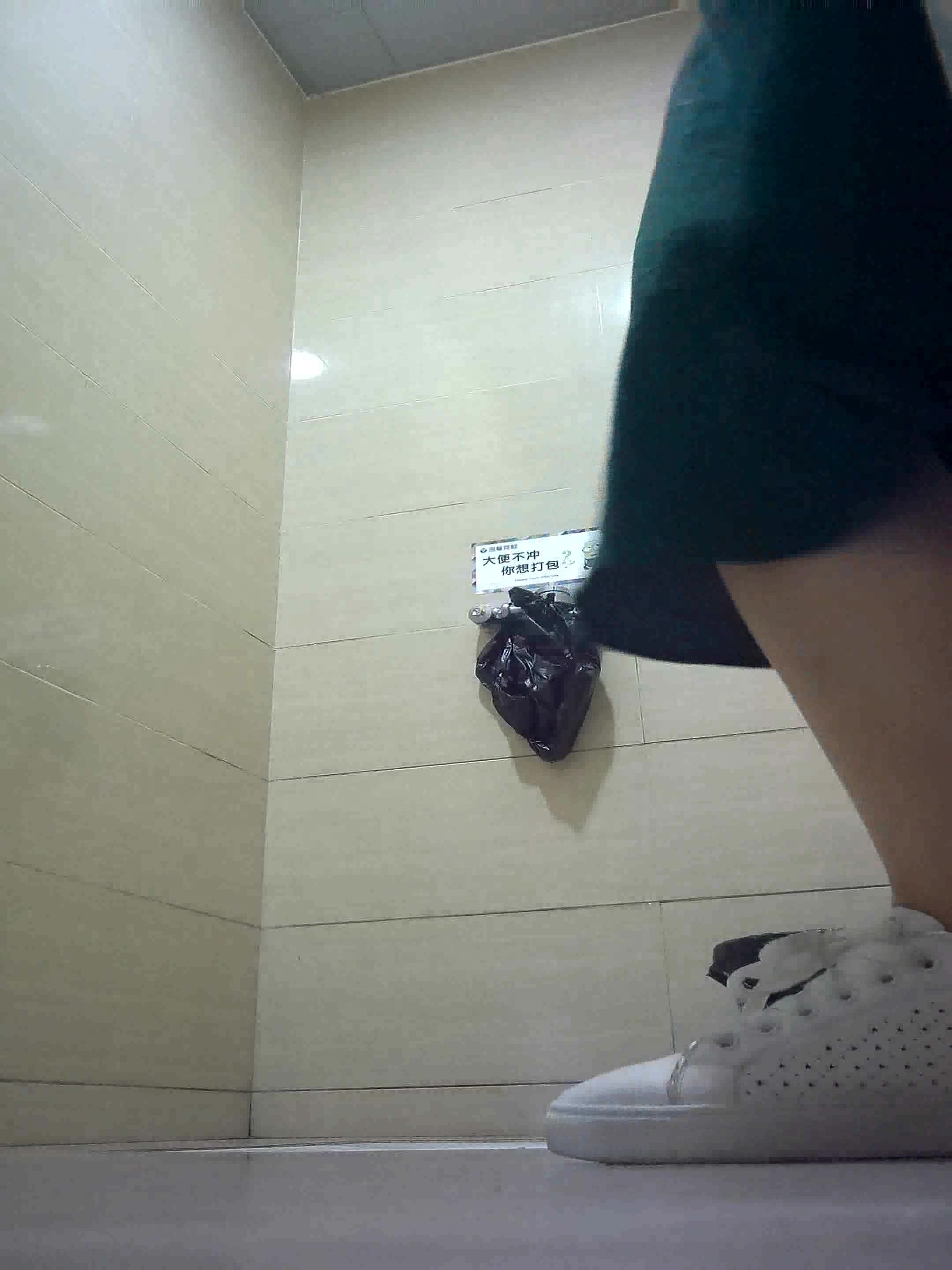 Chinese young girls pee in the toilet