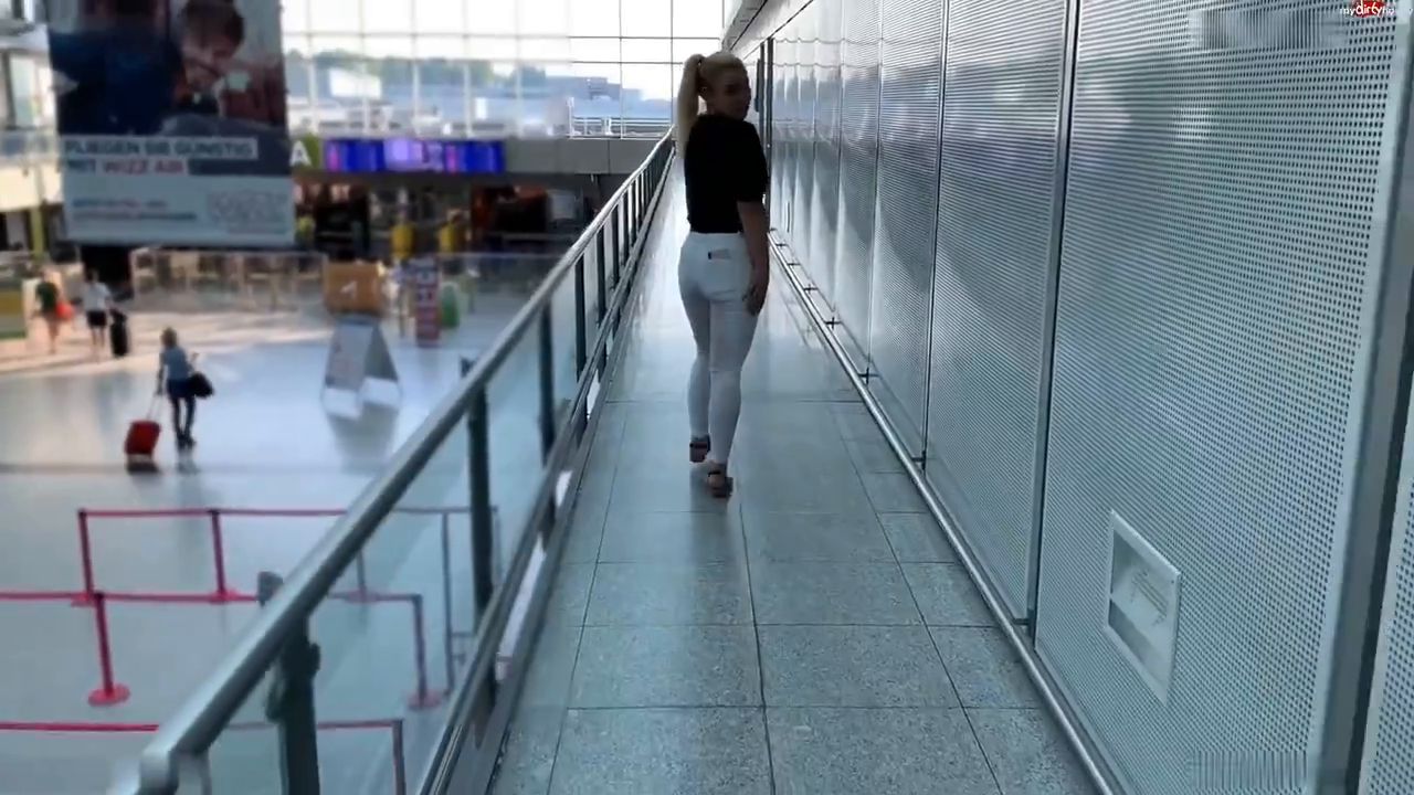 SteffiBlond – Vor Abflug am Flughafen