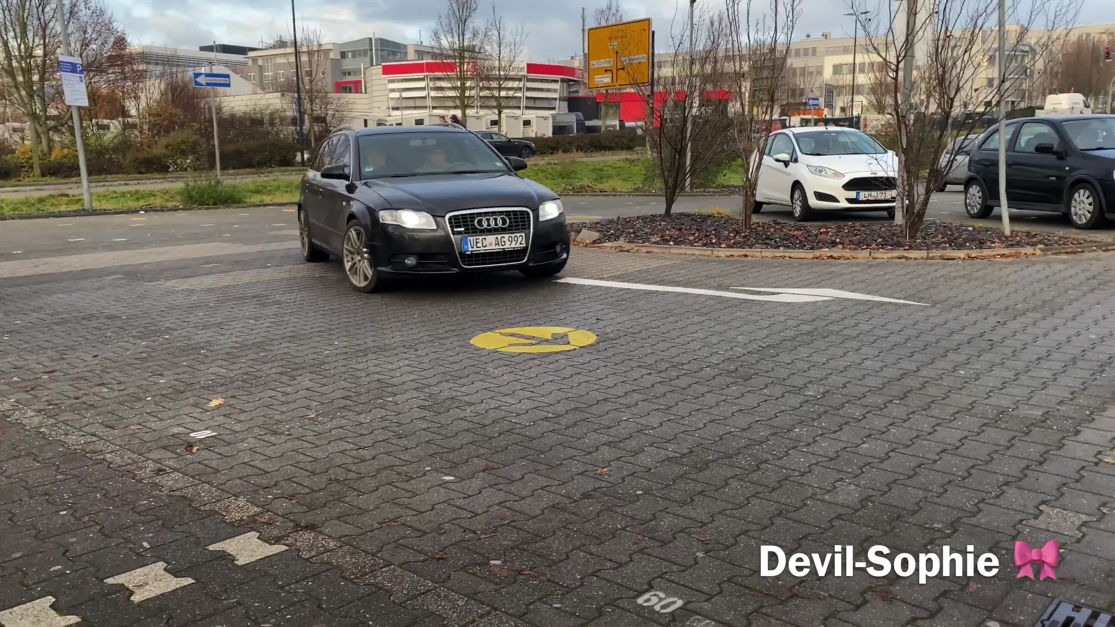 Devil Sophie – Park shit at McDonalds