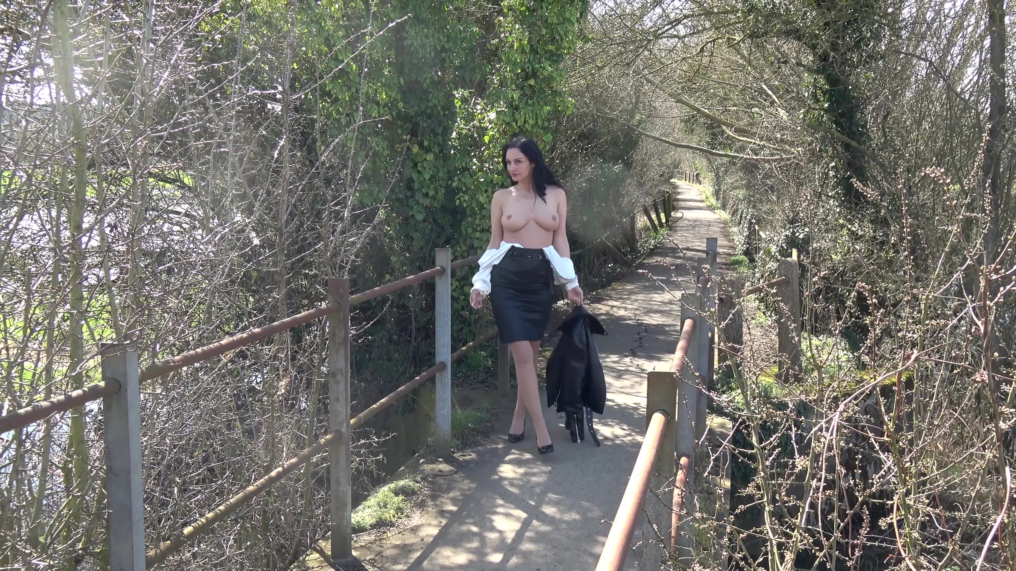 British milf walks in the sunshine then takes a piss