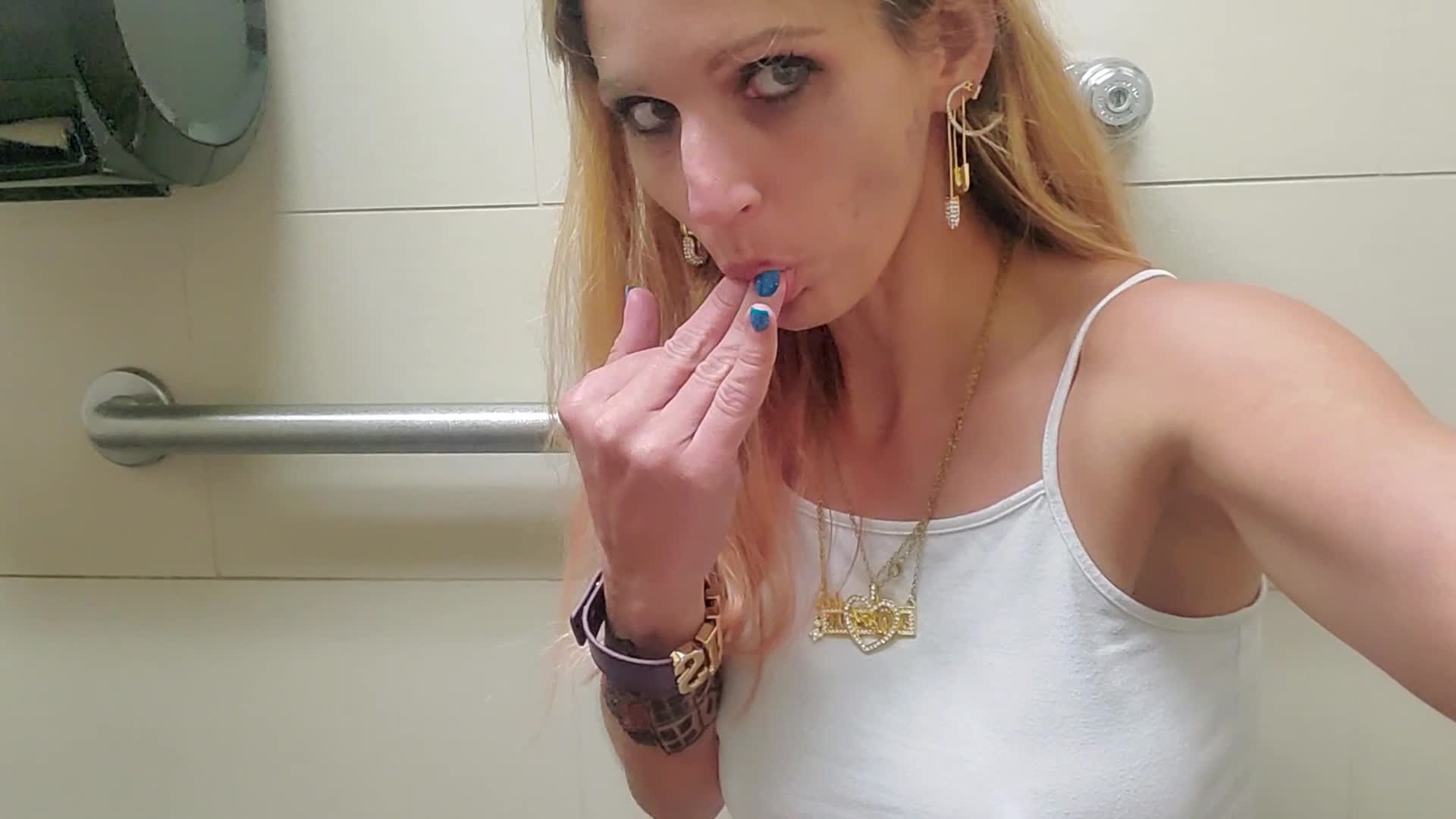 HopeInPublic – HOPES DESPERATE PEE COMPILATION Week 9-02