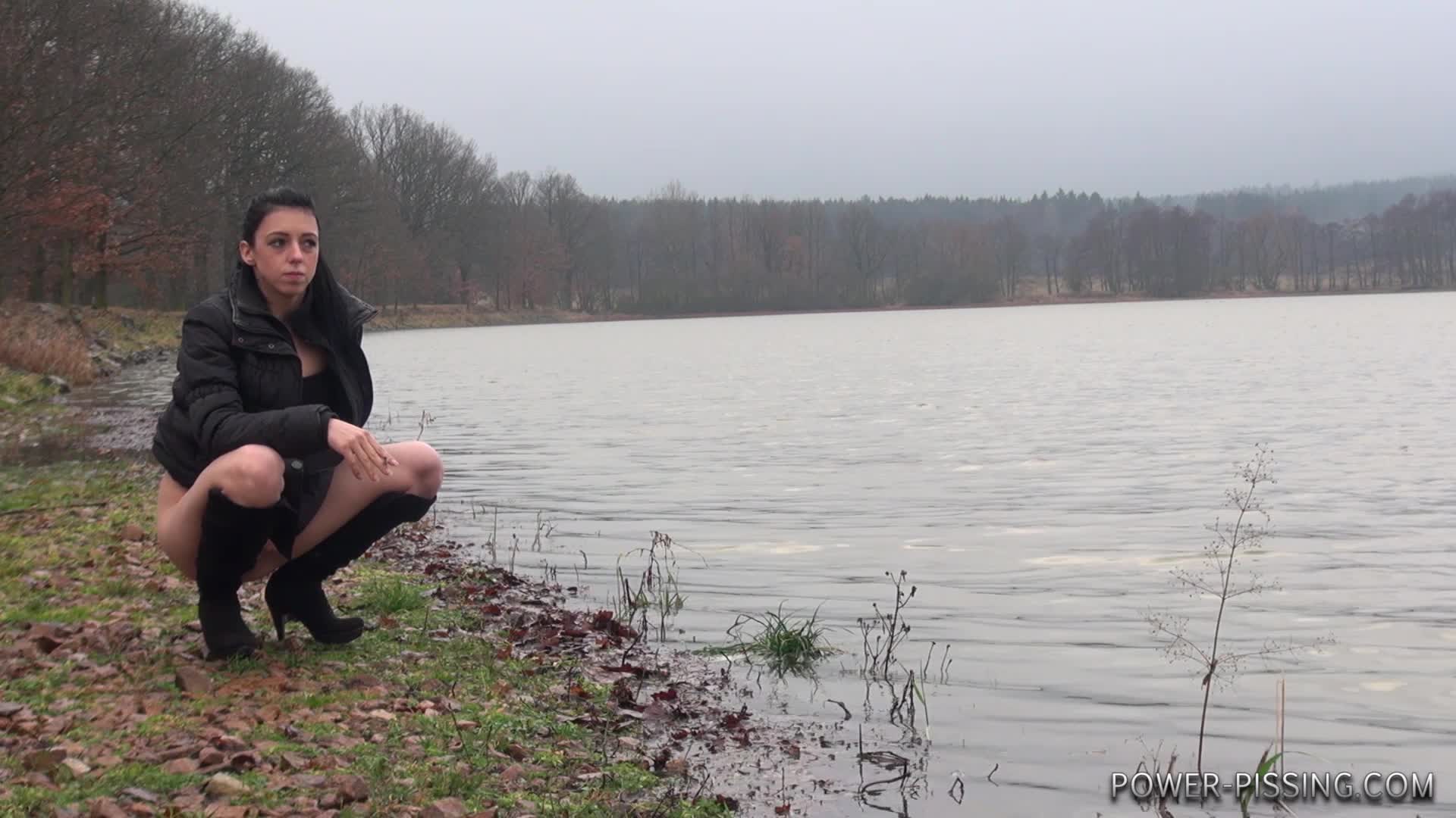 annie – pissing scene4