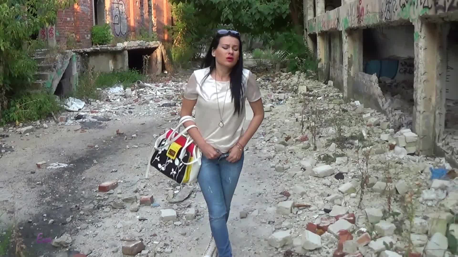 wildeva – lost Eva gets caught peeing outdoor