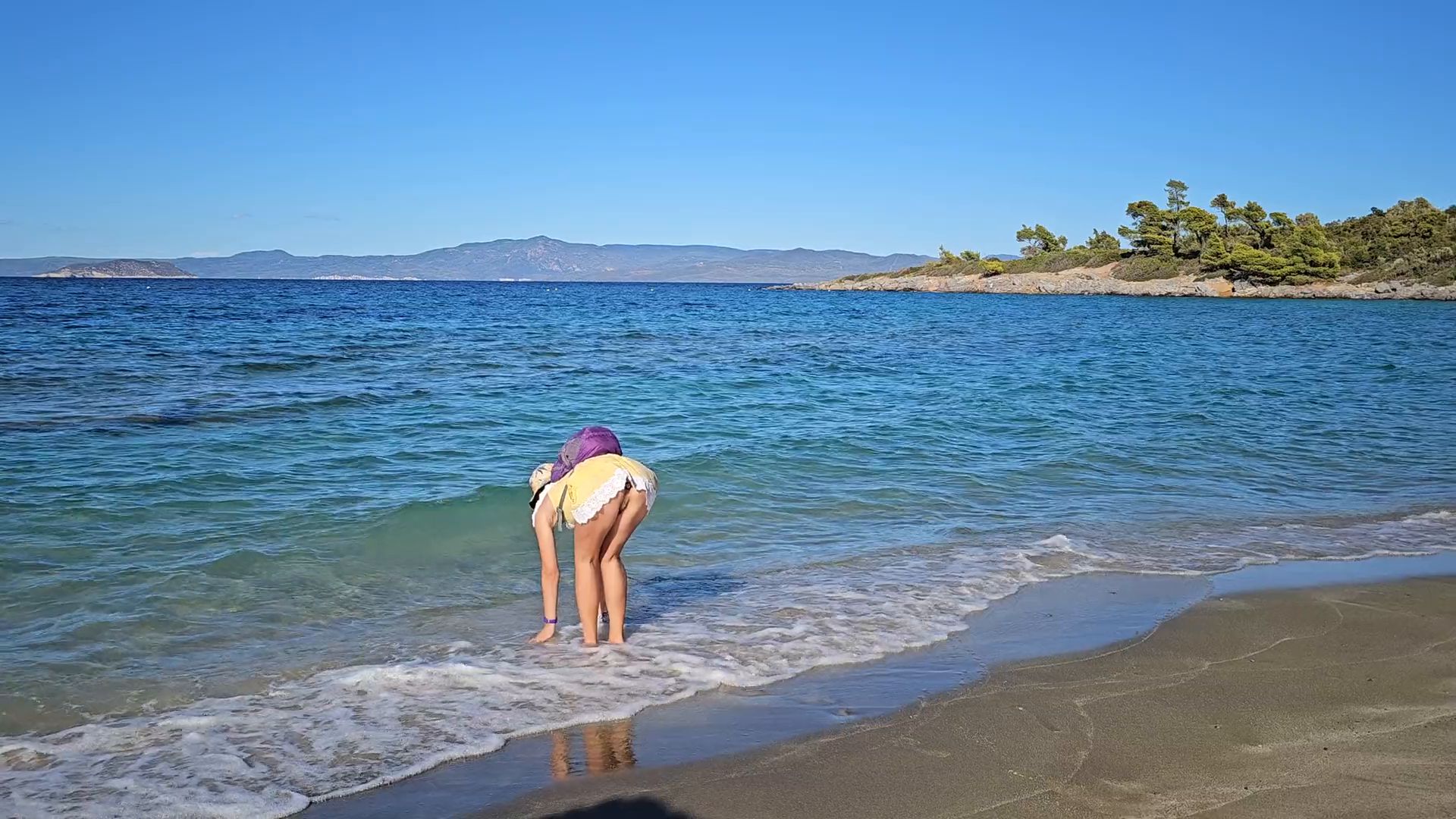 Up Dress NO PANTIES at crowded Public Beach  natural Girl CLOSE UP publi…