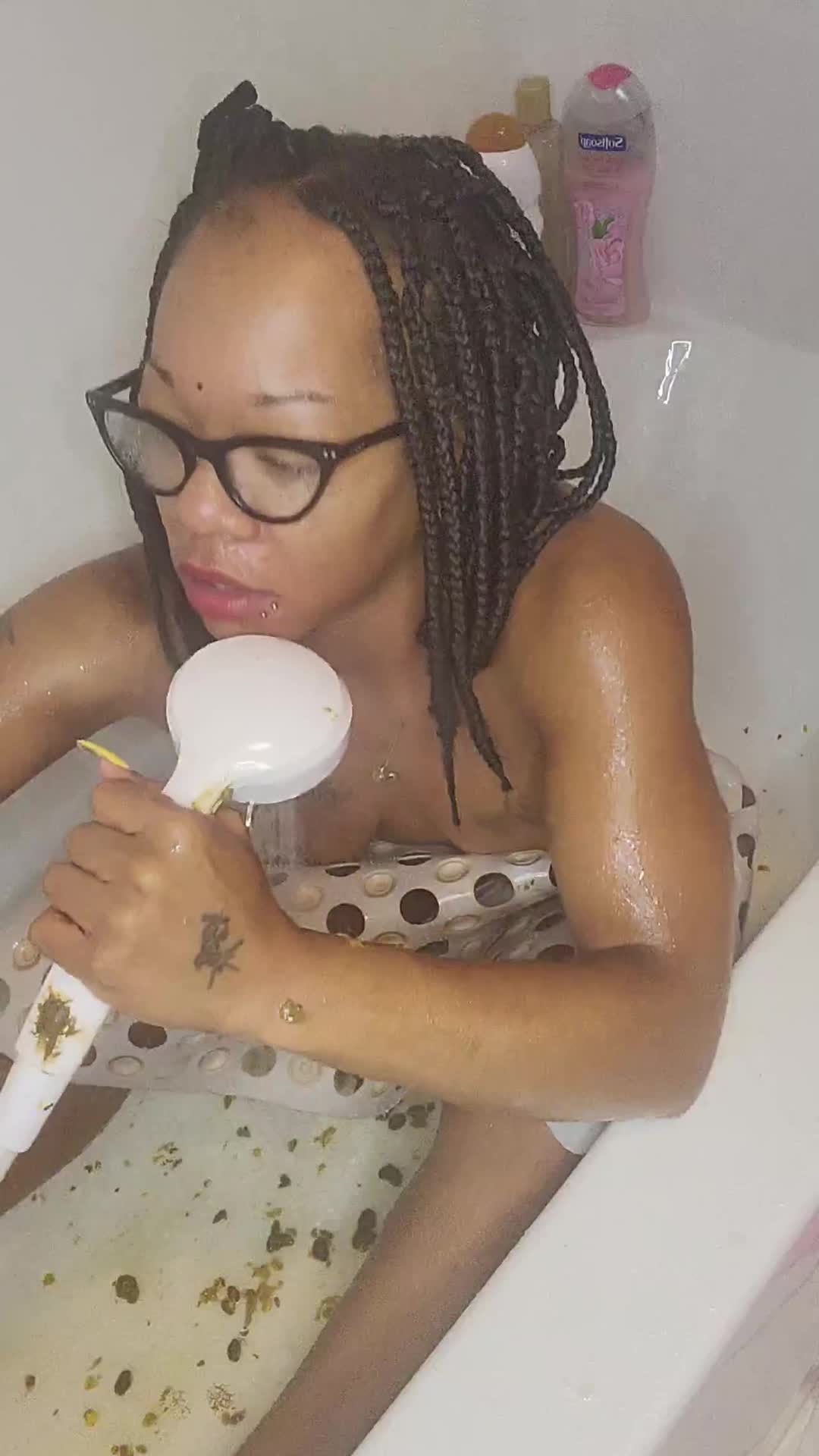 UniQueen21 – Uni Ella peeing in the air shaving and taking a hot bath