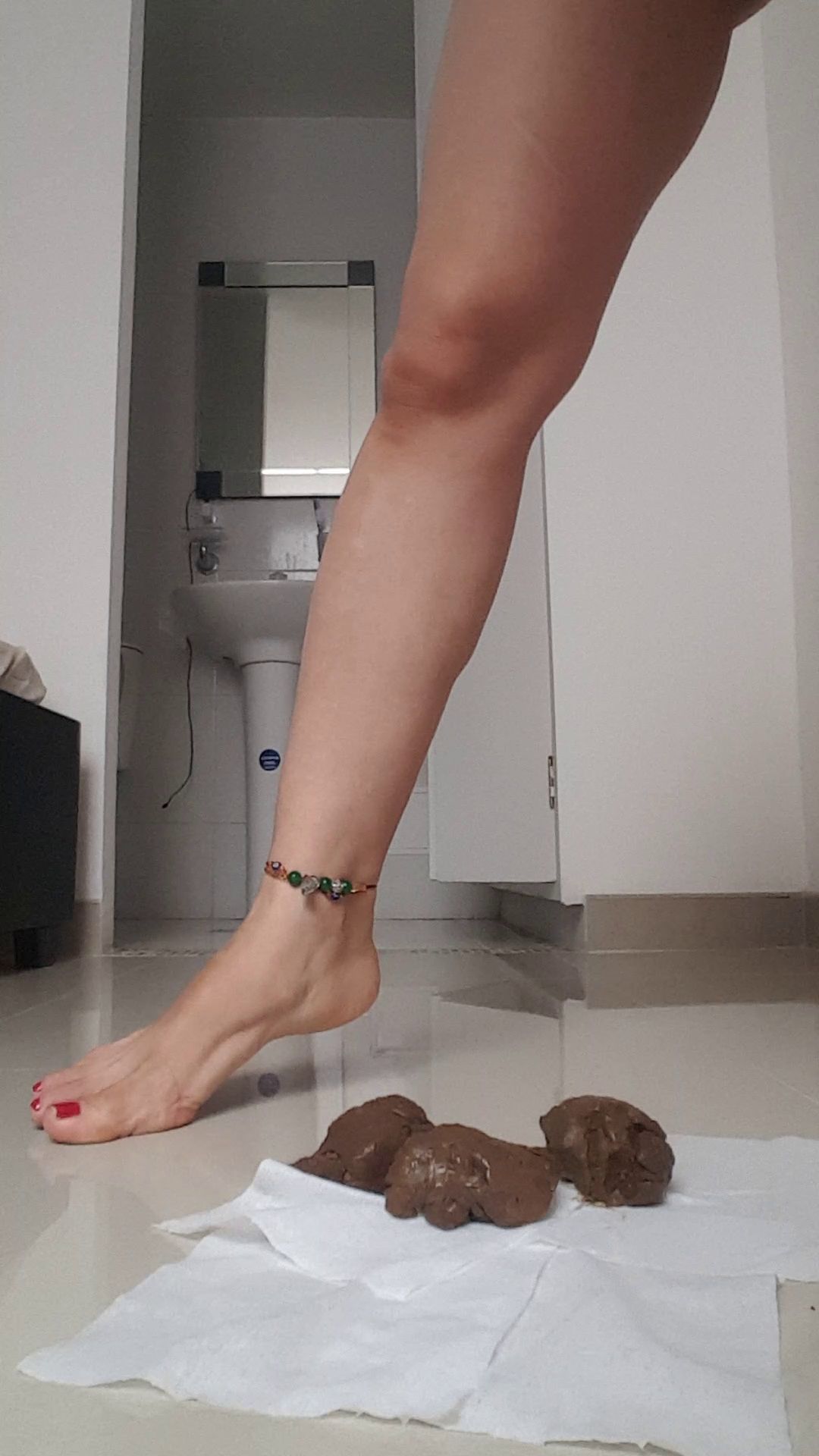 CherryPie – Poo legs up
