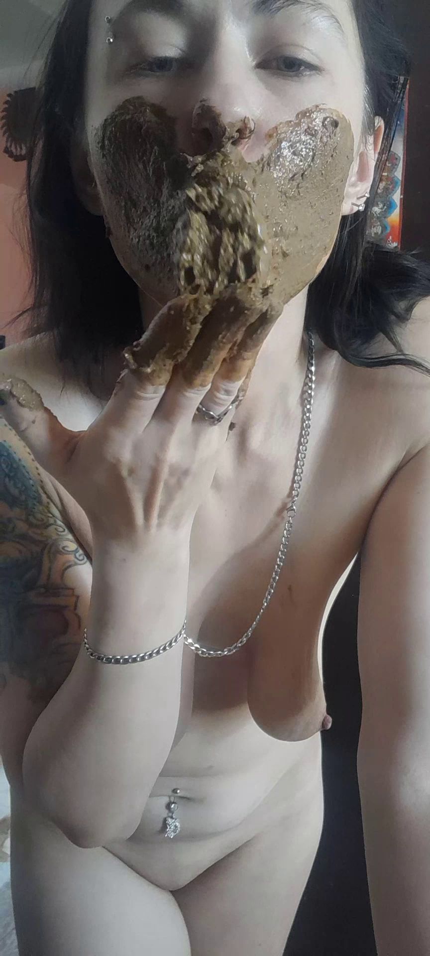 LiliXXXFetish – Pooping inside my Kitchen Sink