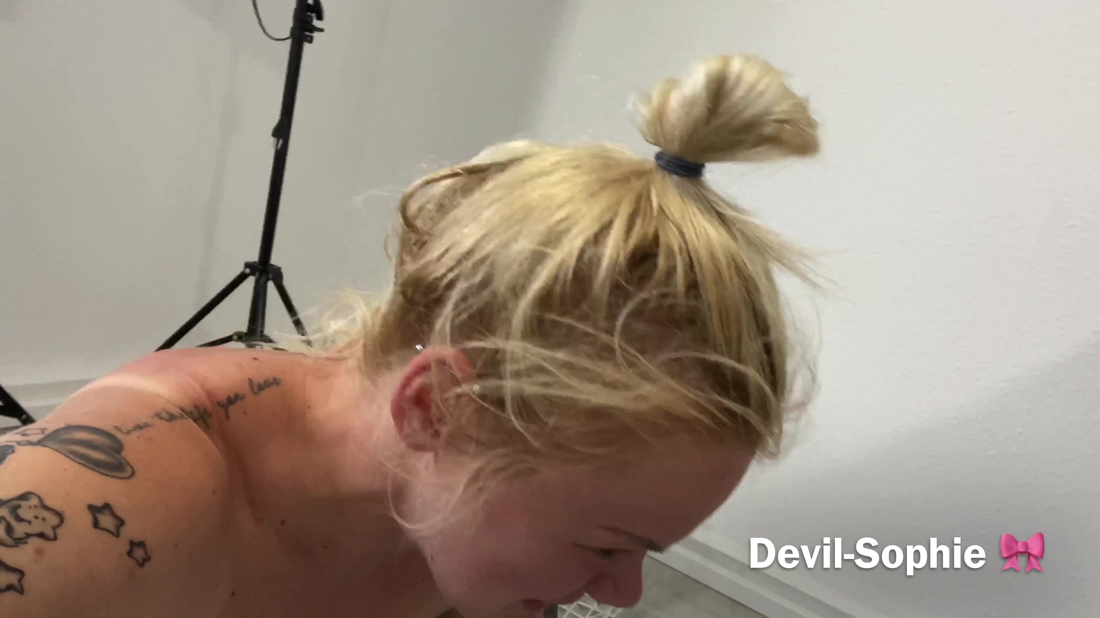 Devil Sophie – Fully shit in the hair – my best hair treatment
