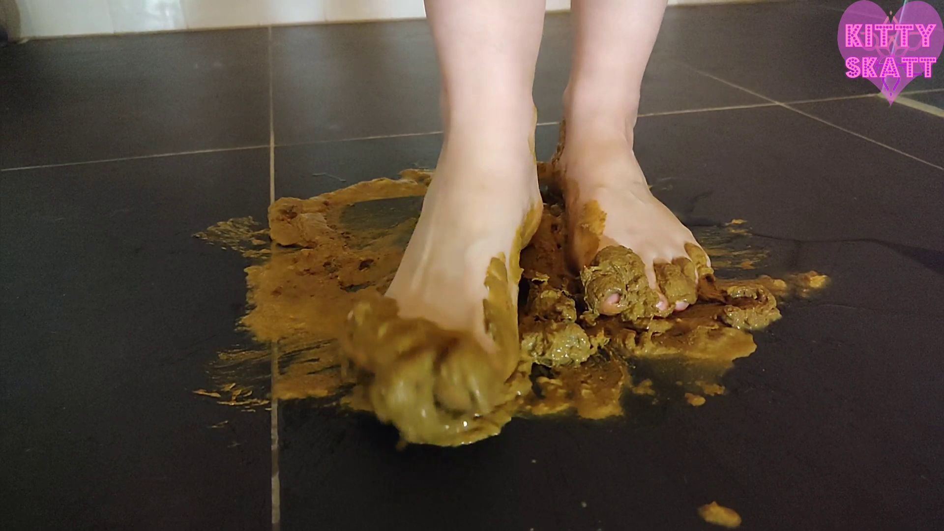 Kitty Skatt – Shitty Feet Play I Love Getting All Dirty