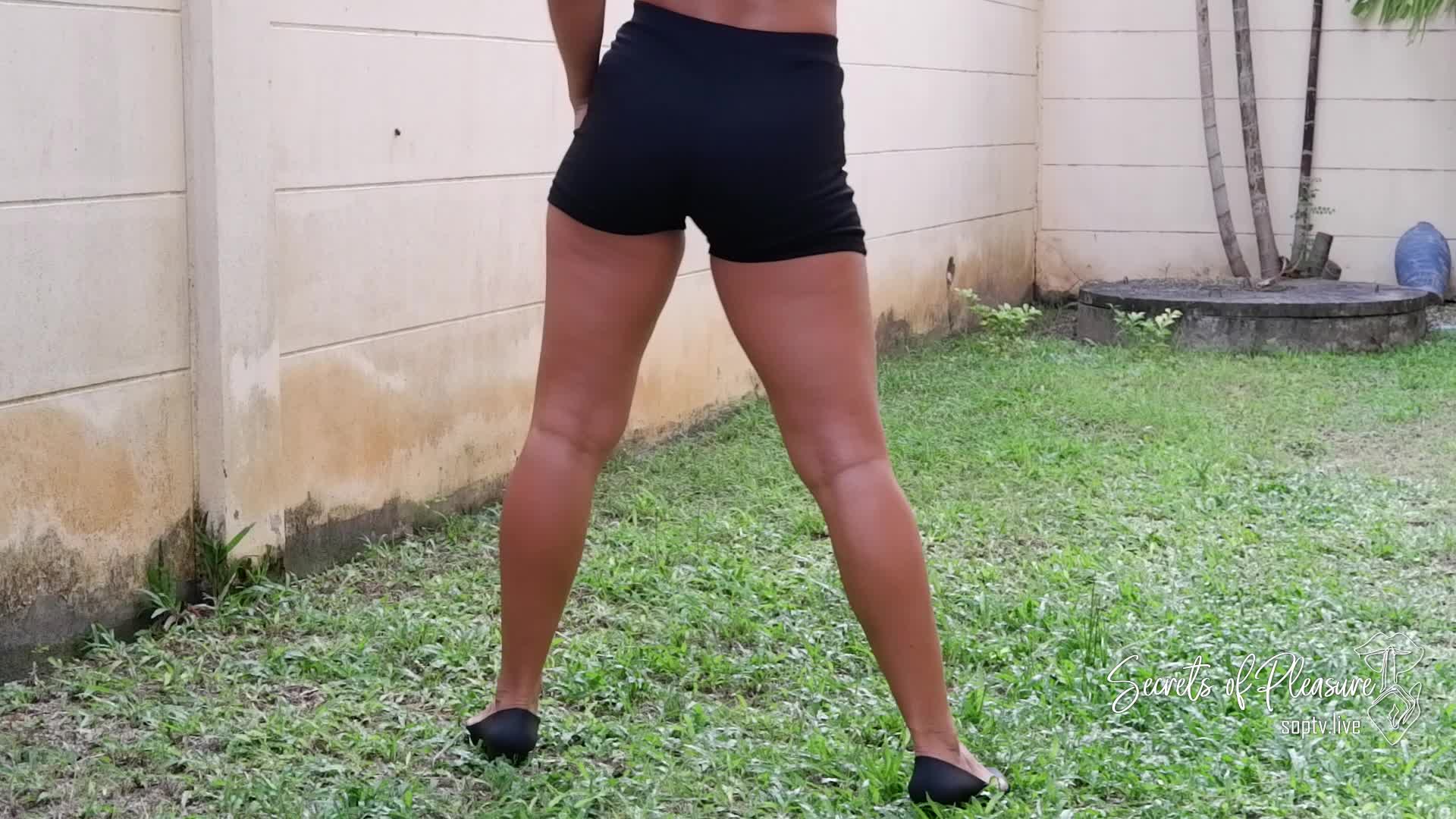 Molly Sweet – Girl pissing outdoor after stretching