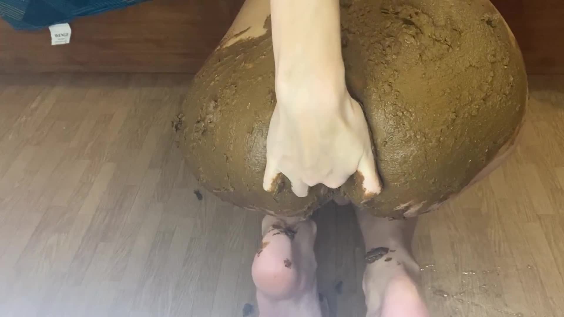 p00girl – Chewing shit and smearing the whole ass