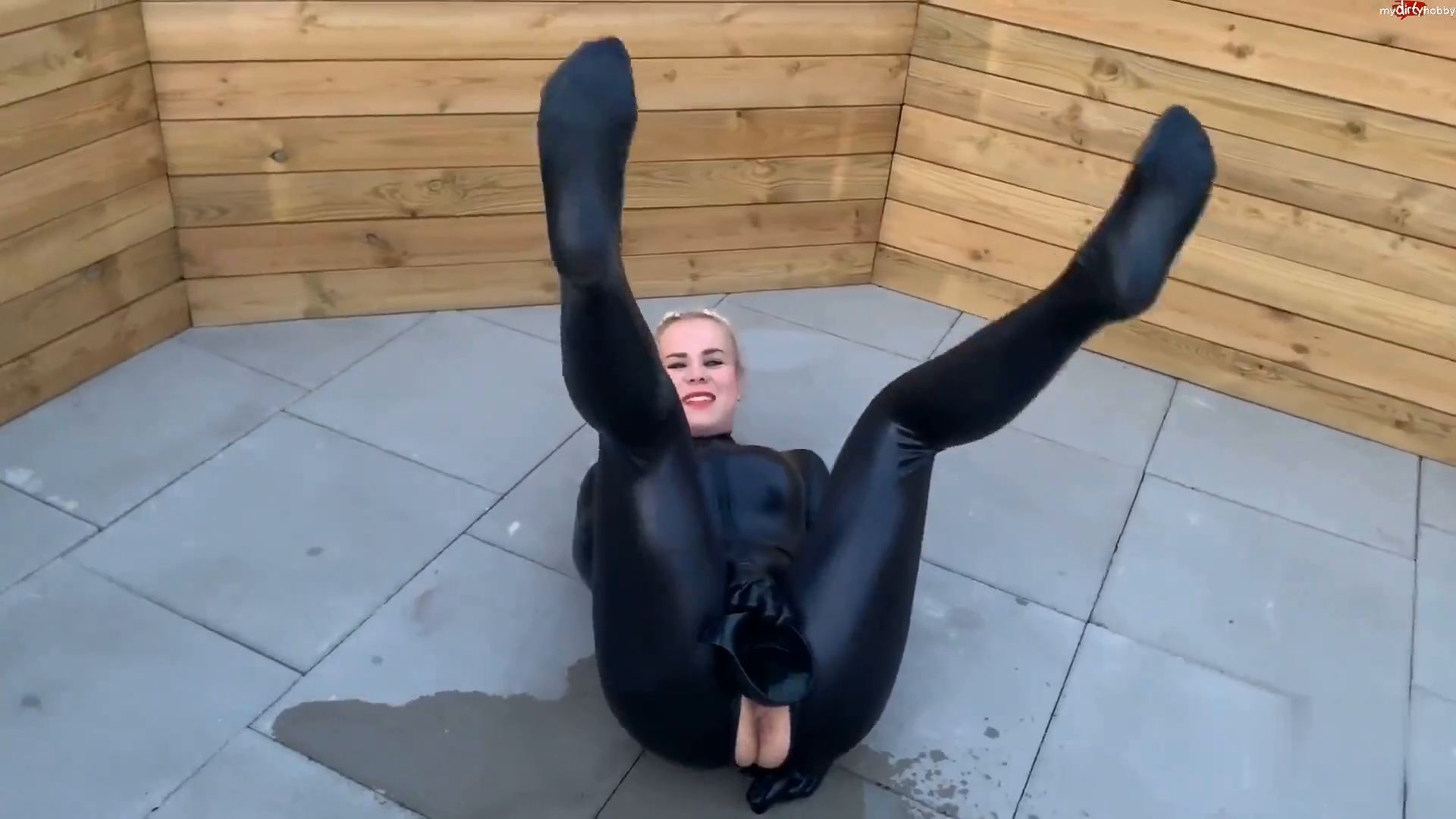 SteffiBlond – Latex Pool Besteigung – Jetzt erstmal Natursekt einlaufen …
