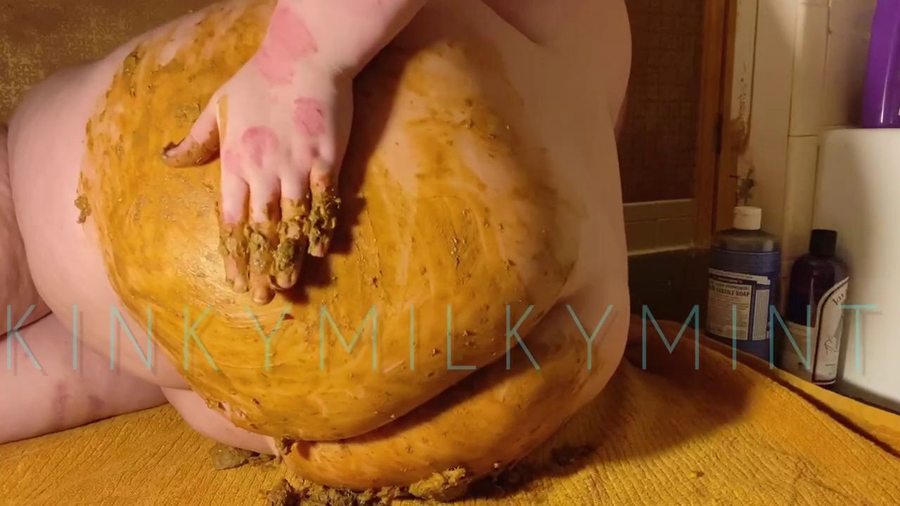 KinkyMilkyMint – Huge Ass Covered in Shit