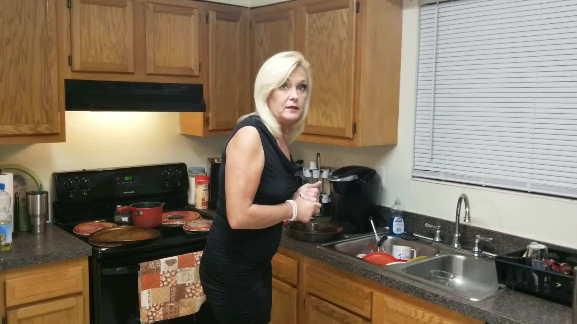Msparisrose – Mommys pee party