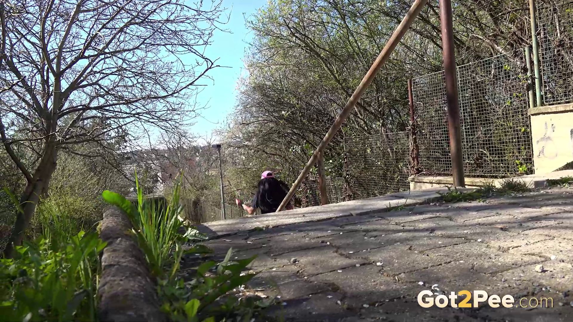 Raven Haired Dafne – Tiny Tina Relieves Her Piss Desperation