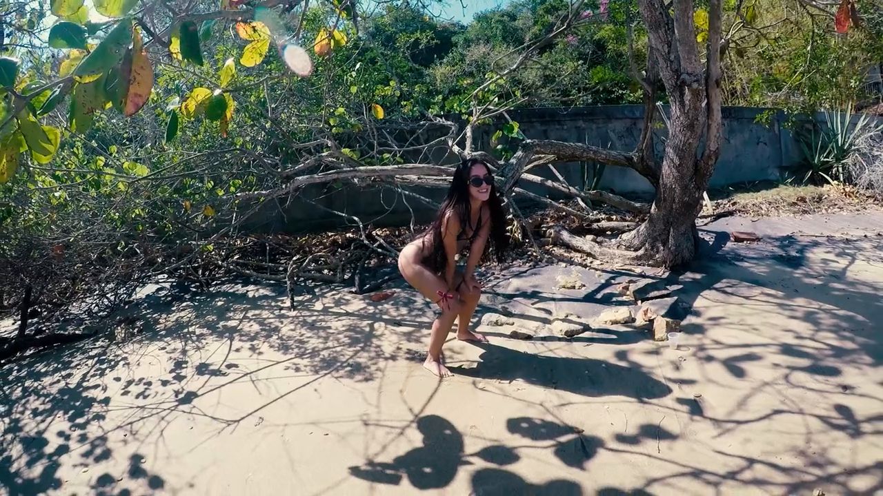 What You Didn’t Expect to See on a Tropical Beach peeing