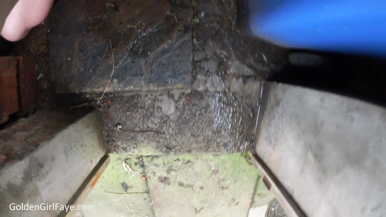 Her Kink – Pissing down the alley