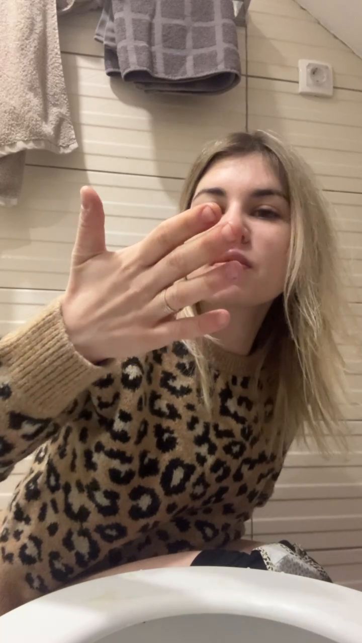 Misty Phoenix – Part in the toilet, part in the mouth