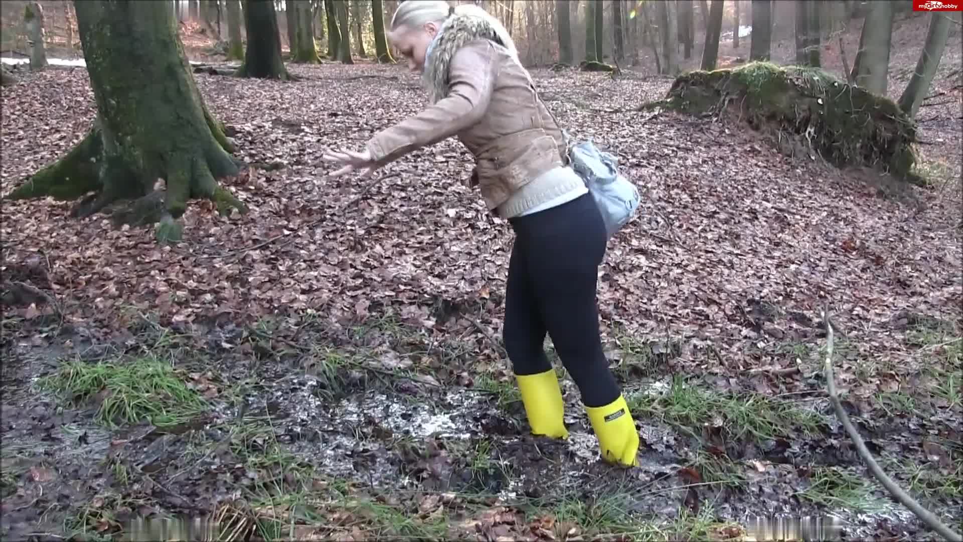 Lara – Einsauen anpissen vollrotzen – Gummistiefel Girl im Schlamm