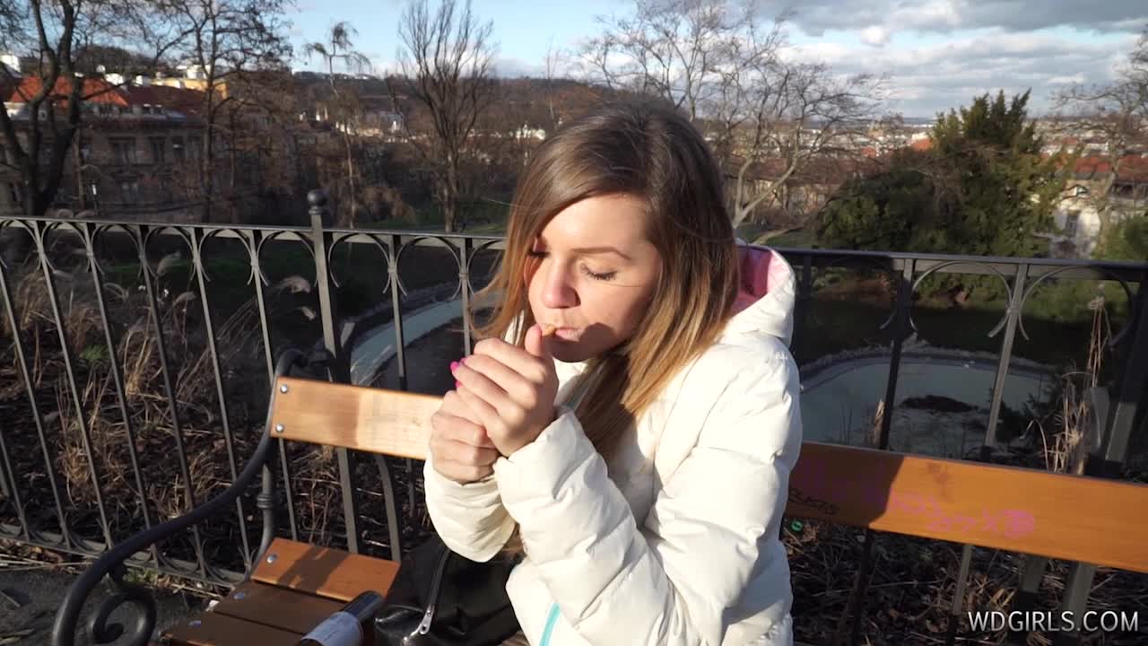 Sara – Drunk girl piss HD