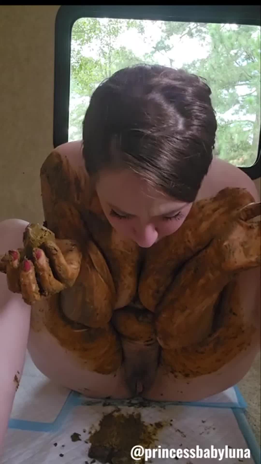 PrincessBabyLuna – Smearing In My Camper For The First Time