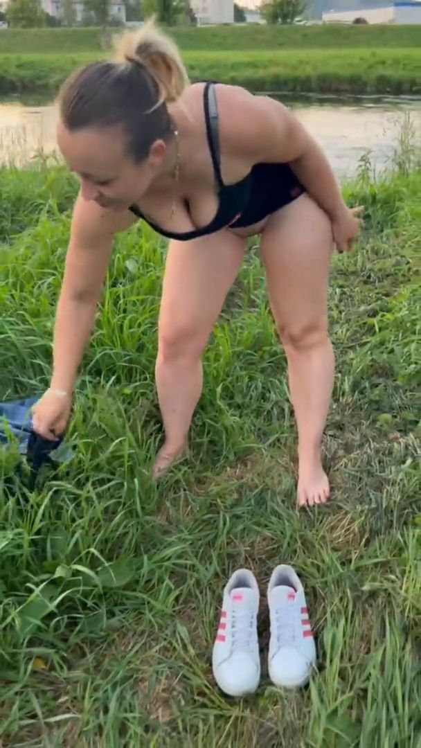 Outdoor Pissing to her boots