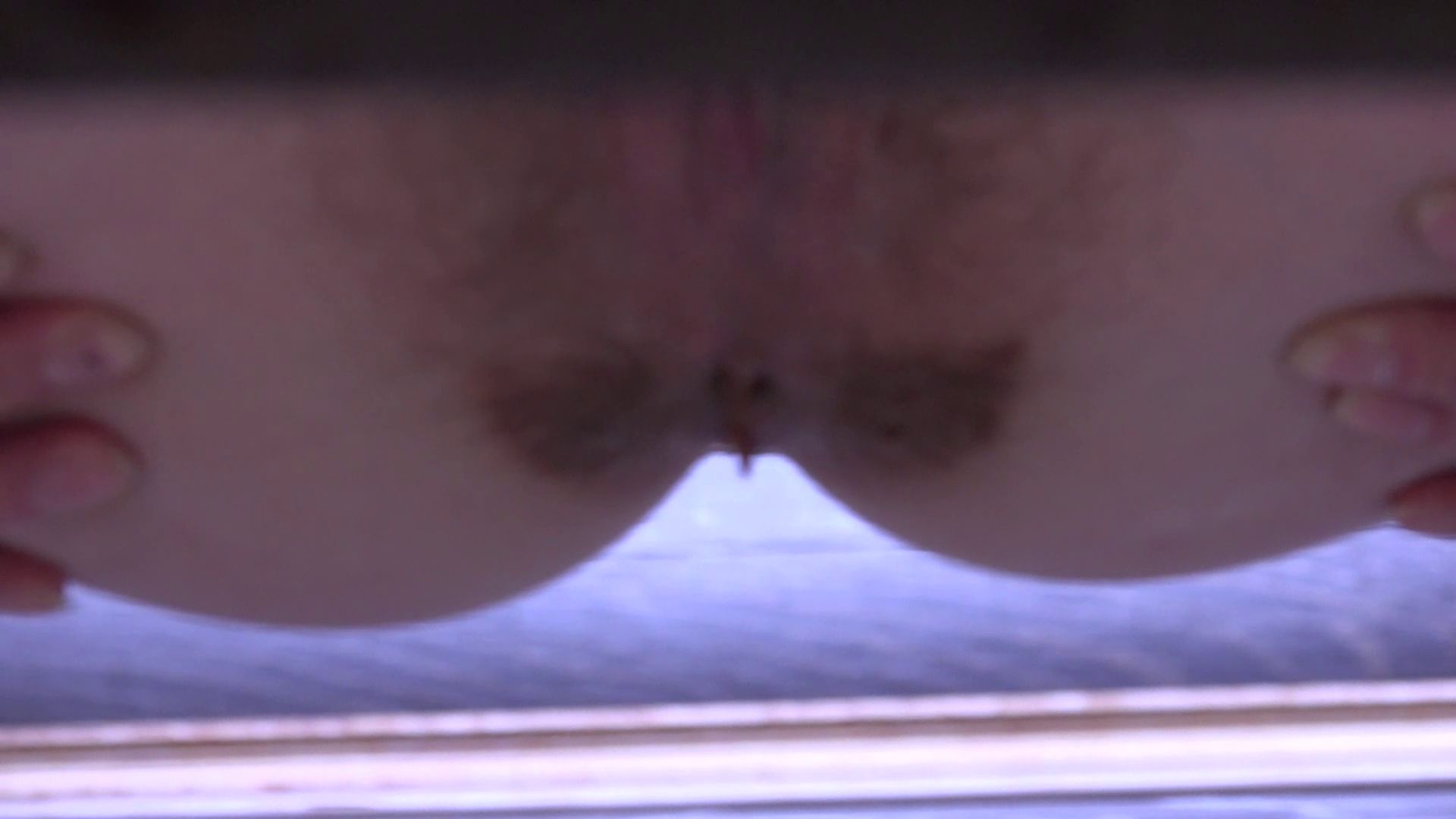 brown7 – Girl shit and pissing on the street sitting on the stairs