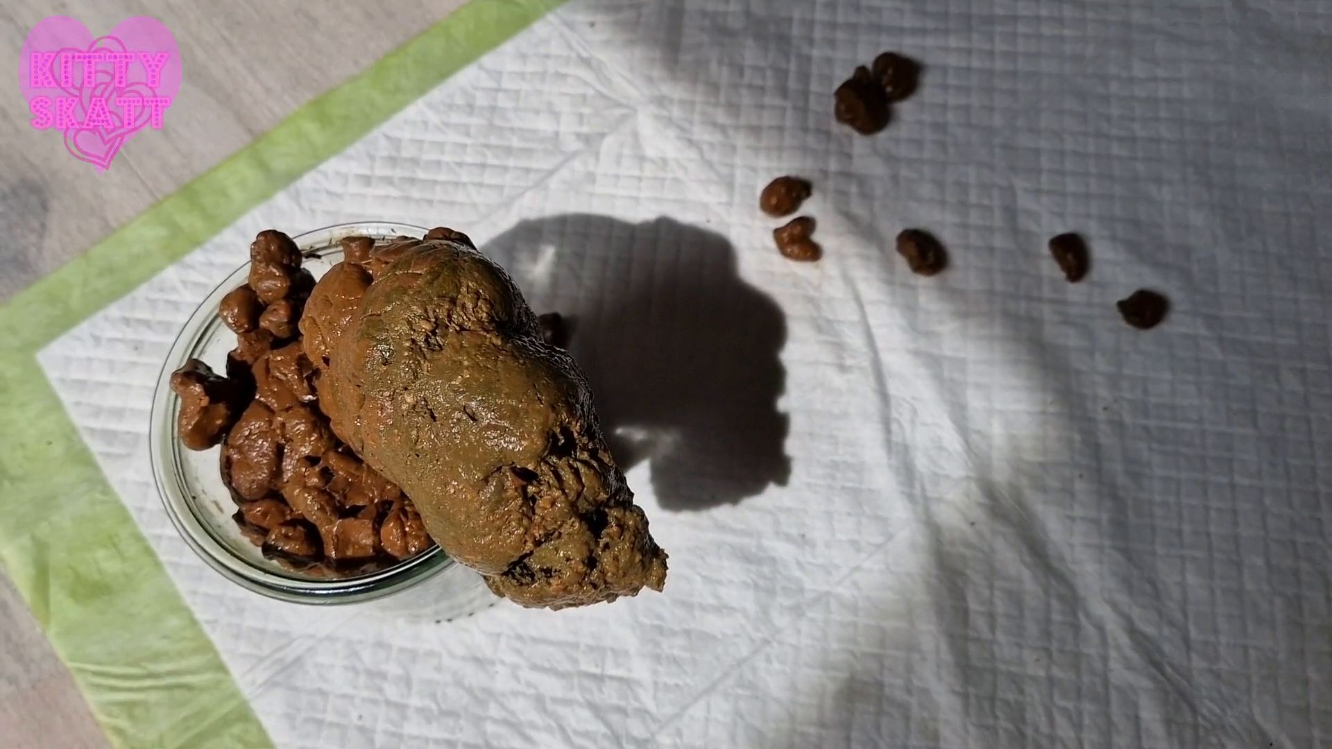 Kitty Skatt – Overfilling the jar terrible smell