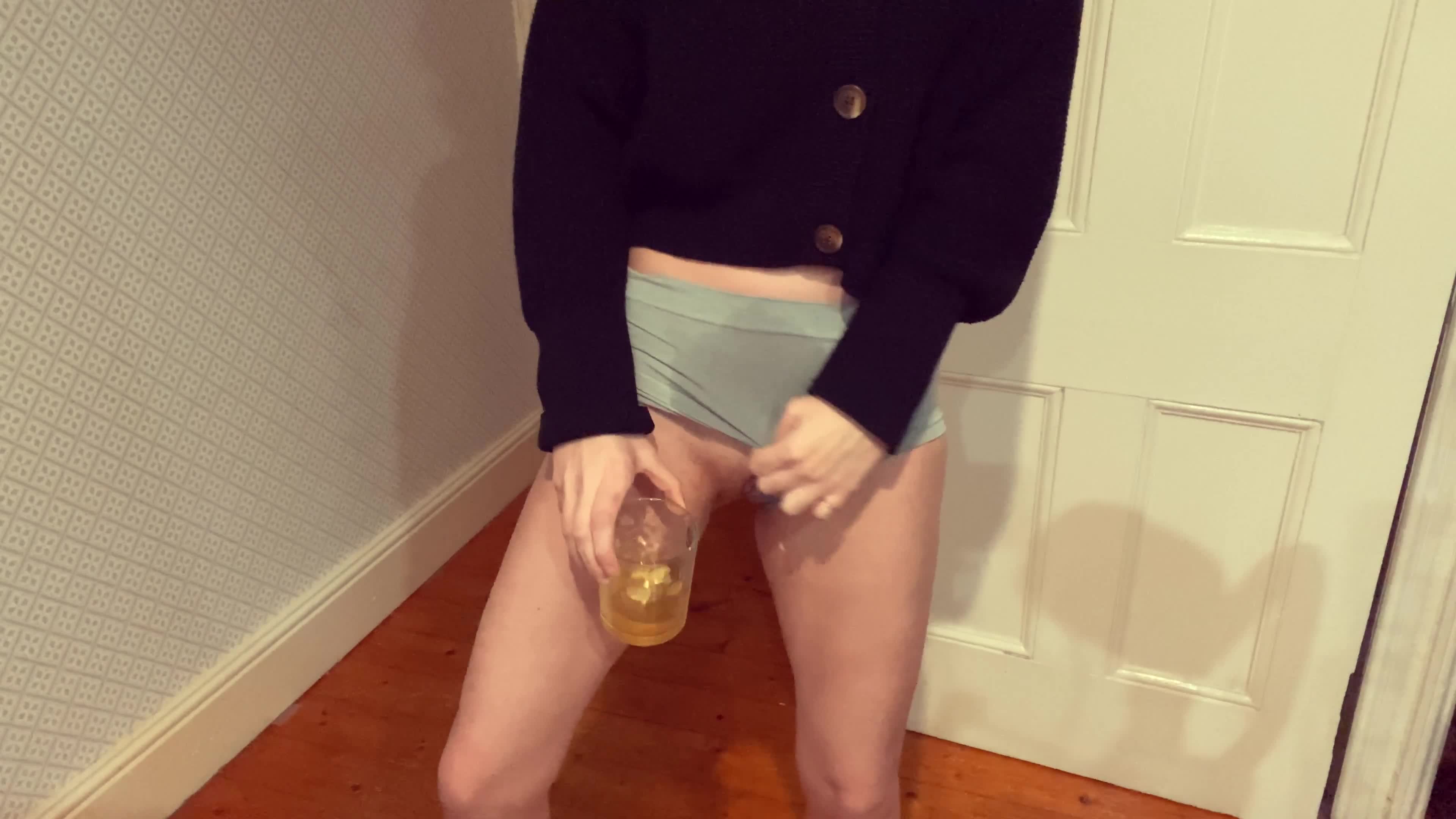 Peachypoppy – Pissing and Playing With My Pussy