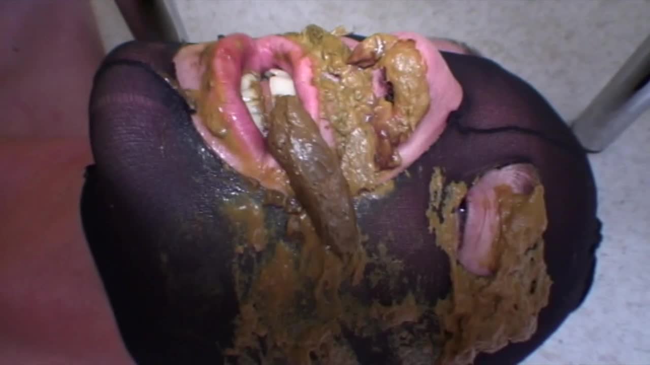 Scatqueens-Berlin 3 Piles Of Shit P2