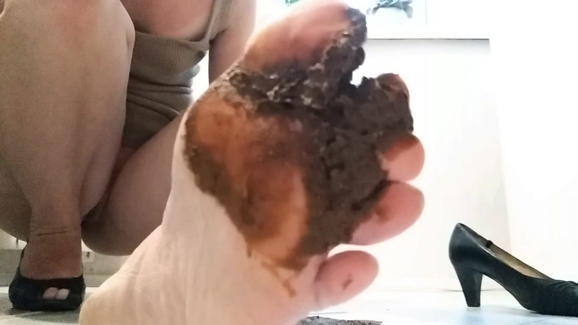 Nastygirl – Pooping and smearing poo with foot