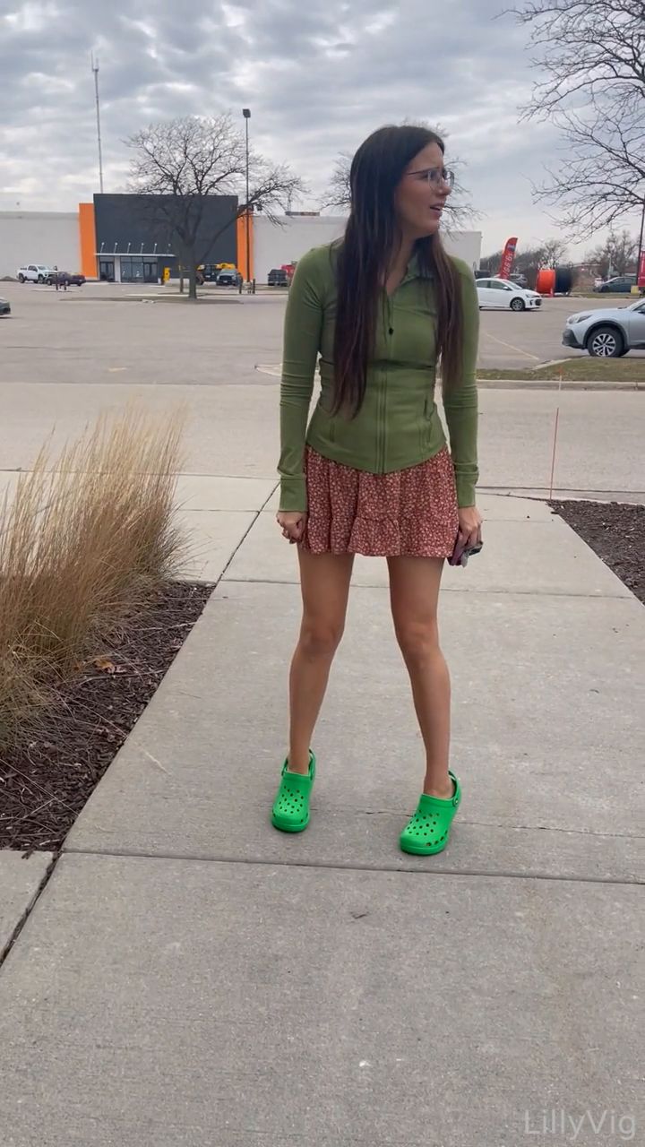 LillyVig – Don t tell anyone, but I peed in the parking lot