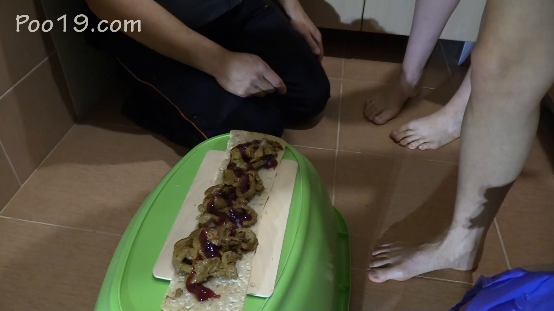 MilanaSmelly – Sandwich with crap from 2 beautiful girls