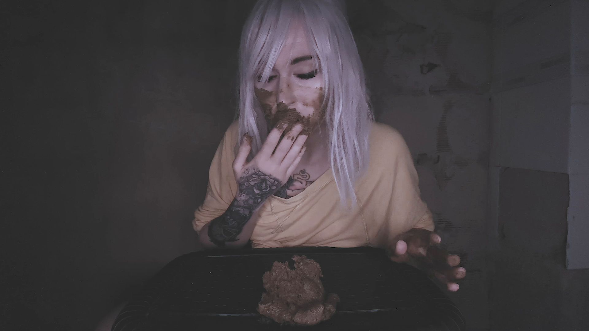 DirtyBetty – This ghoul dives into her stinky shit!