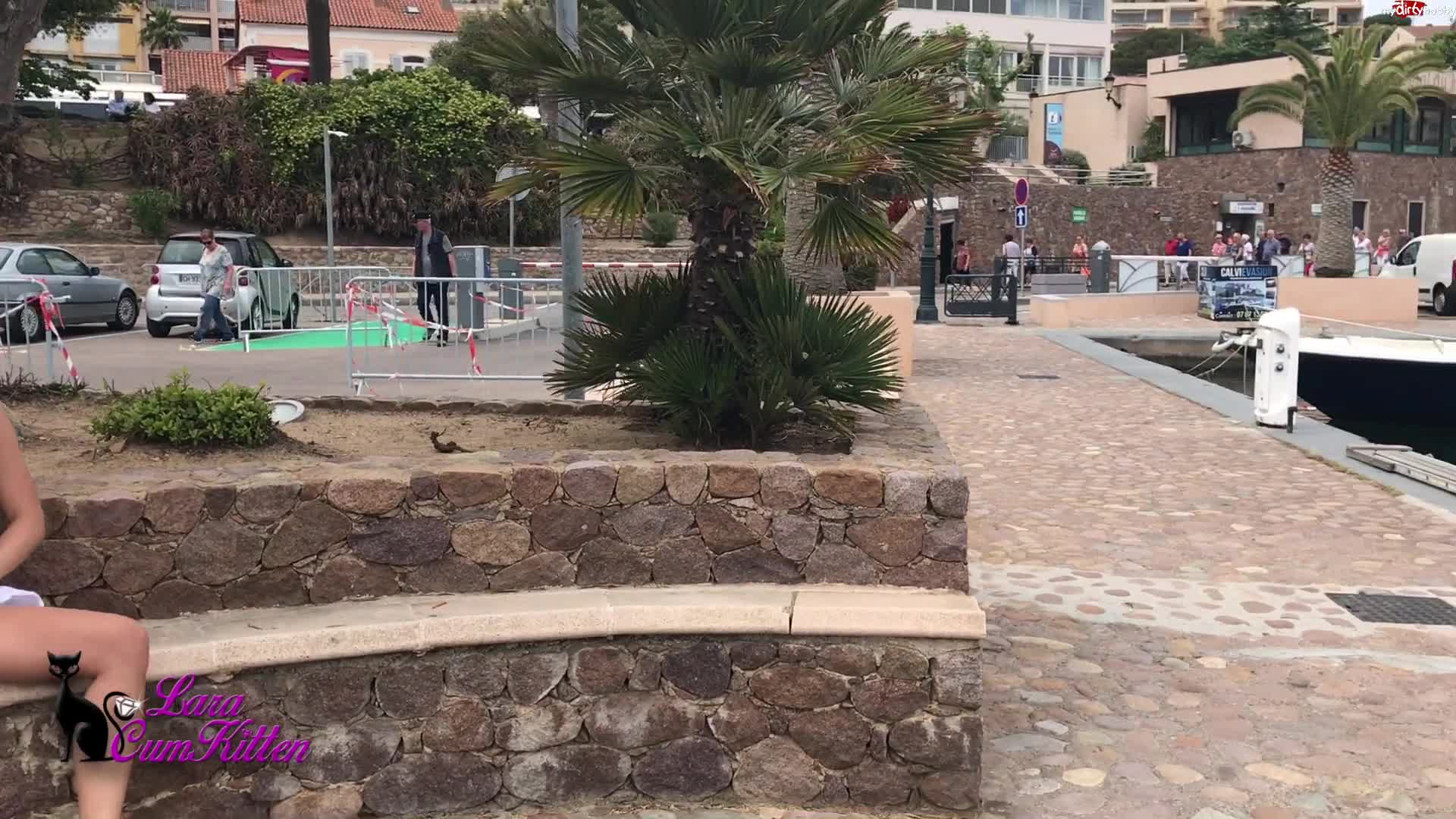einfach frech PUBLIC PISS mitten im yachthafen