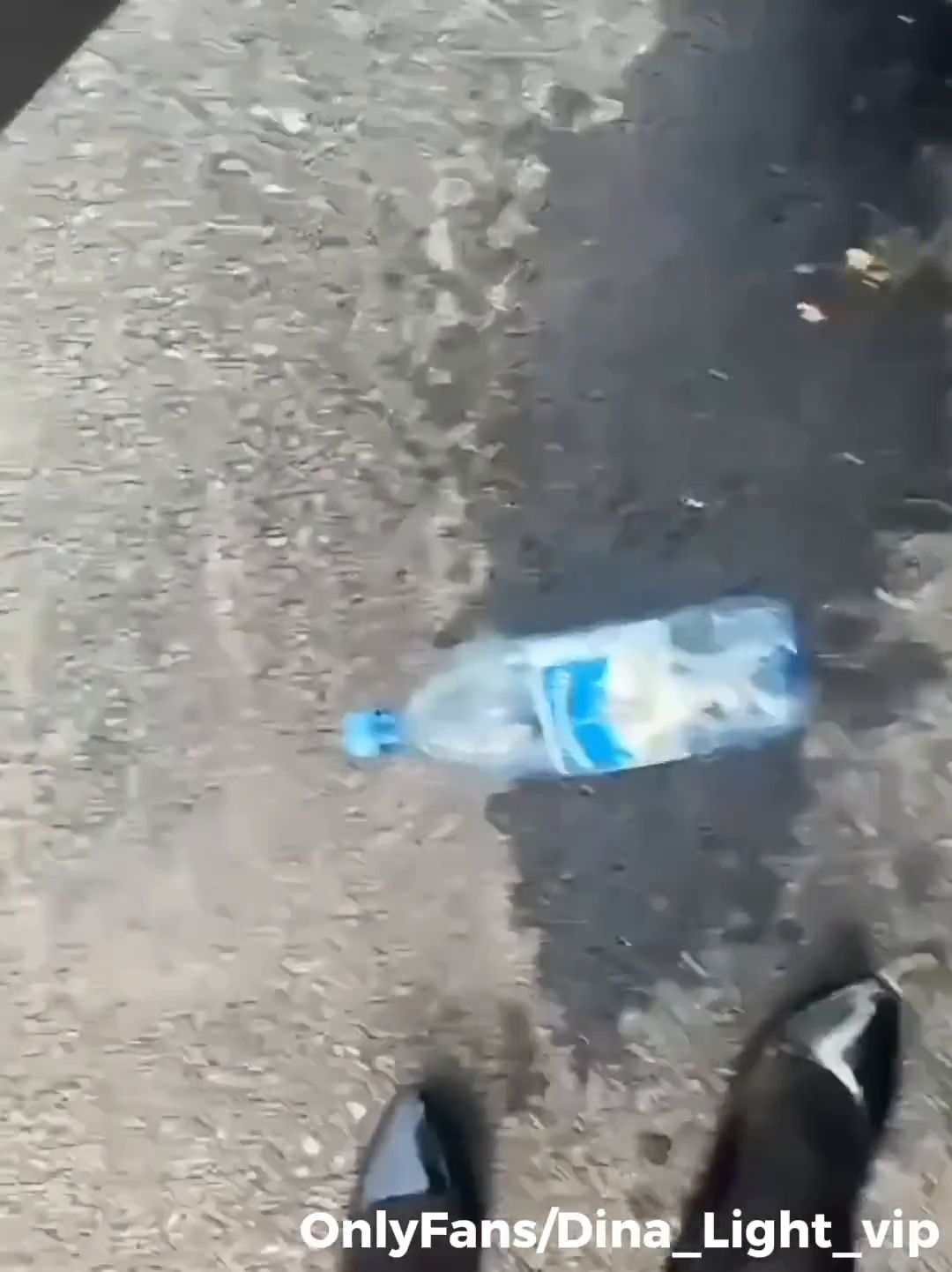 STREAMlive in the car Blonde play with heels with car crush pee