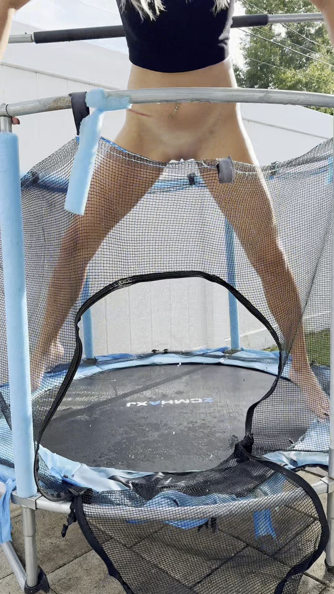 tiffstreatsxoxo – Peeing while jumping on the Trampoline