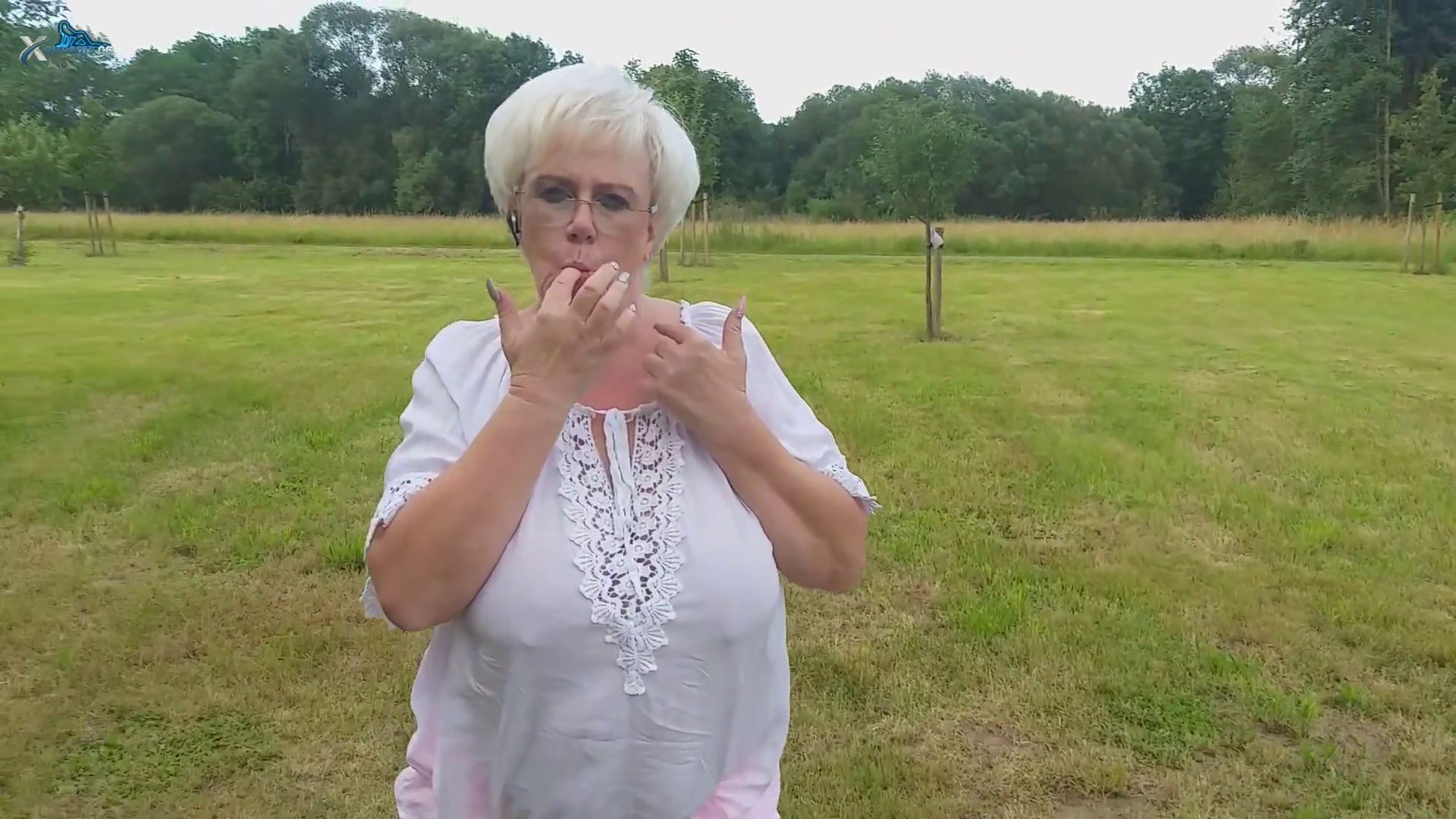 pure-vicky – oma pisst im freien