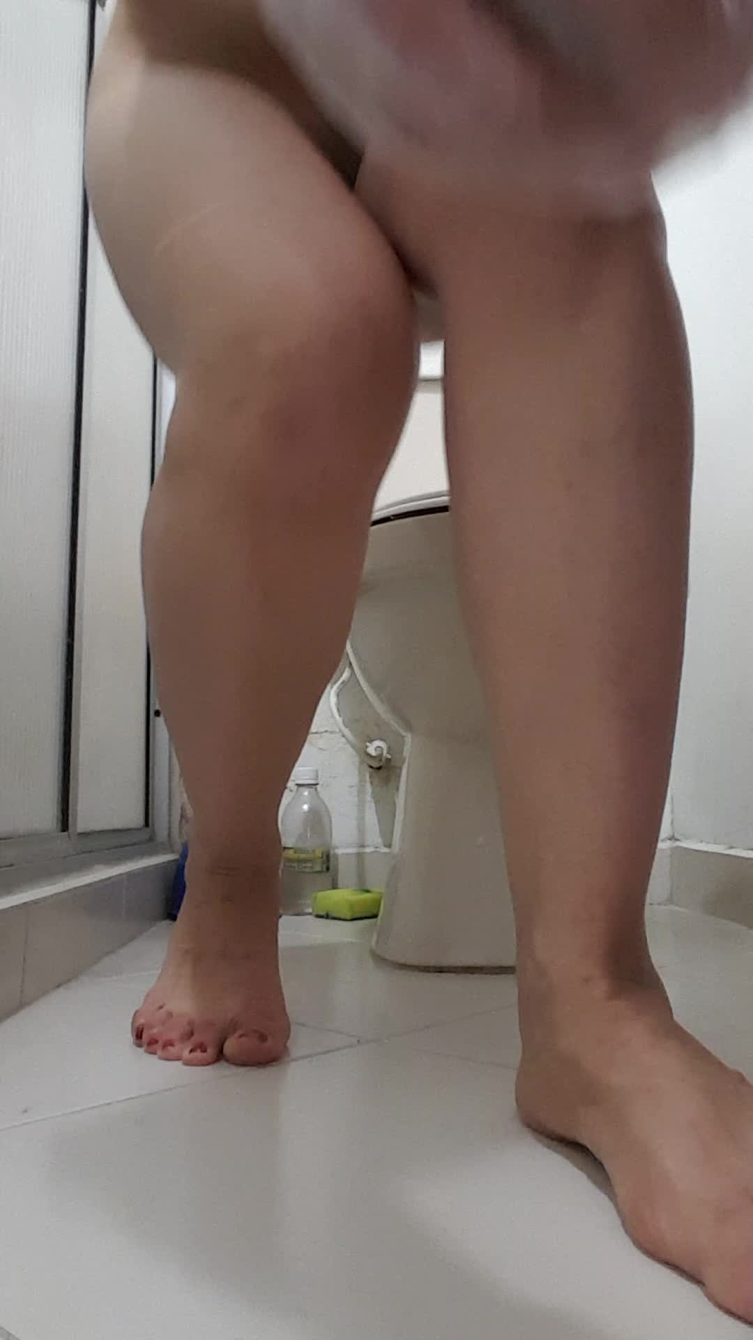 CherryPie – Cherry pooping in bath