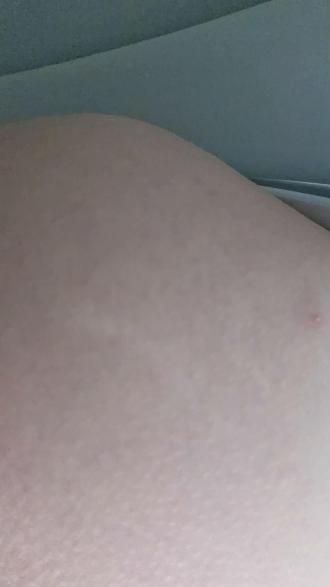 PolaPooping – Farts on the toilet