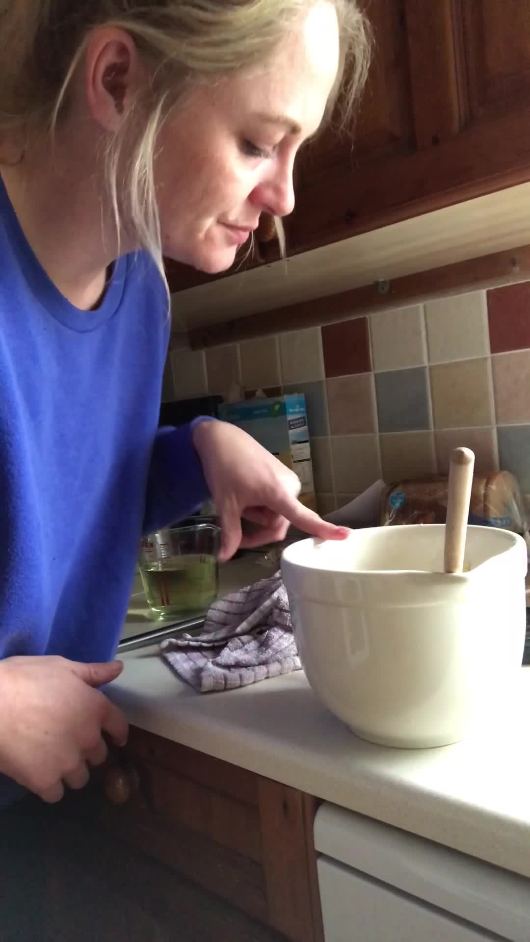 Girl make herself puke in the kitchen