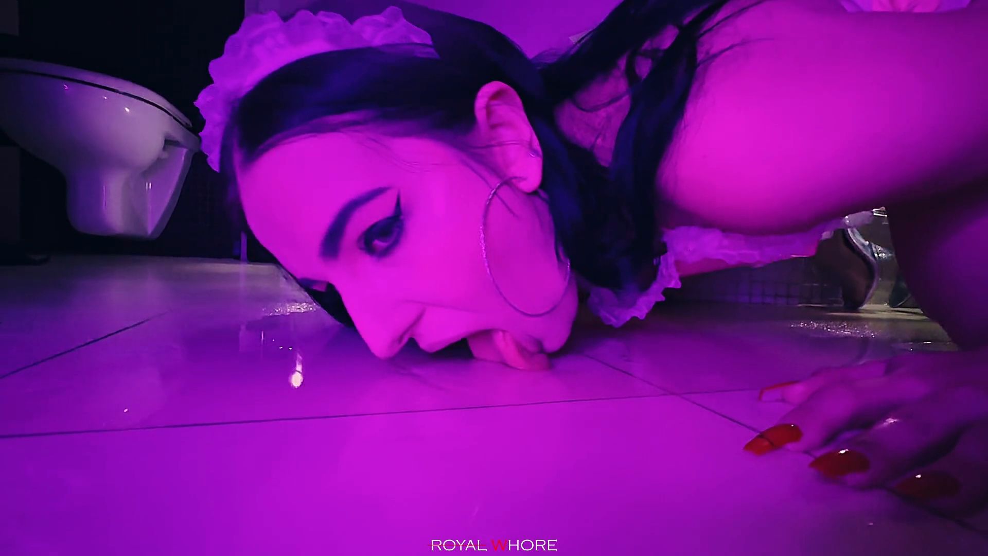 Luxury housewife Suzie Sparklez pees on the floor and wipes it with her …