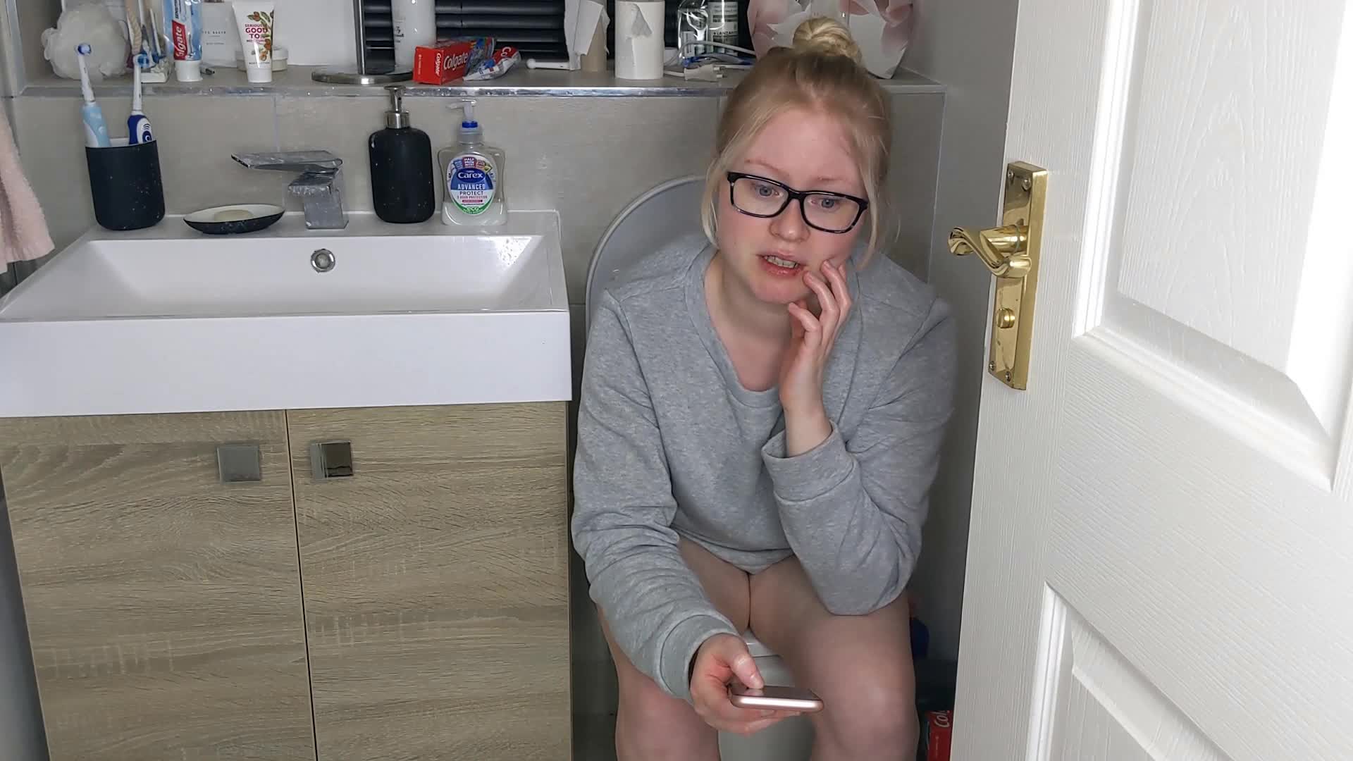 PooGirlSofia – Talking on the toilet whilst shitting